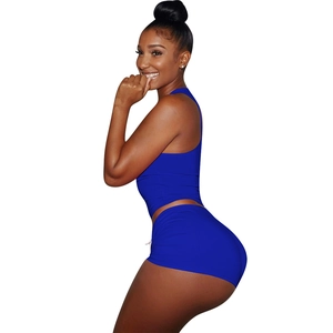 Dettaglio del set sportivo blu reale con canotta corta e pantaloncini aderenti