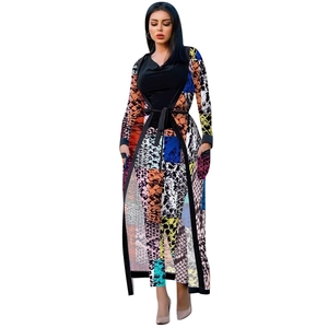 Dettaglio del cardigan kimono con stampa serpente e pantaloni abbinati con tasche