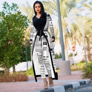 Completo donna con cardigan lungo e pantaloni stampa giornale e cintura nera elegante