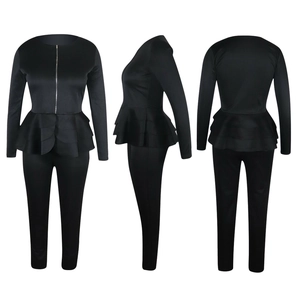 Vue en trois dimensions d'un ensemble haut à basques manches longues et pantalon noir