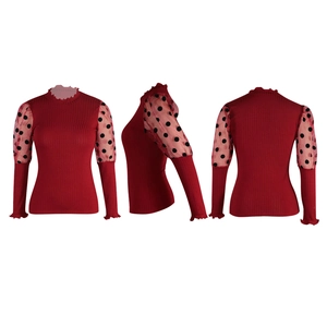 Vues détaillées du haut en tricot rouge avec manches bouffantes en mesh à pois noirs
