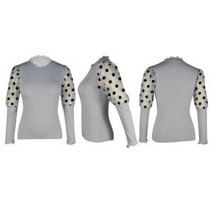 Détails du haut gris côtelé cintré avec manches bouffantes en tulle à pois noirs