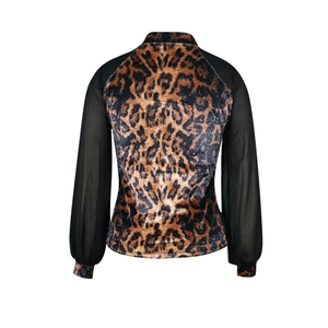Détail du dos d'un haut en velours léopard avec manches lanterne en maille noire