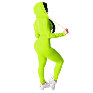 Detail van het neon groene tweedelige trainingspak met korte hoodie en strakke broek