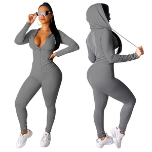 Details van het grijze trainingspak met hoodie met rits en high waist legging
