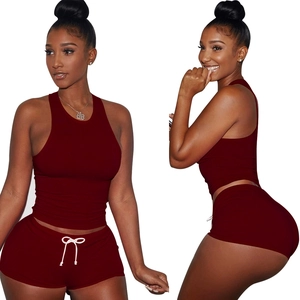Dettagli del set sportivo bordeaux con top a vogatore e pantaloncini con coulisse
