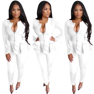 Ensemble blanc deux pièces pour femme avec haut zippé à volants et pantalon ajusté