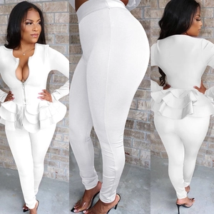 Vue en trois parties du haut péplum blanc à manches longues et leggings avec fermeture éclair