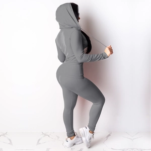 Detailweergave van de antracietgrijze sportset met nauwsluitende hoodie en legging