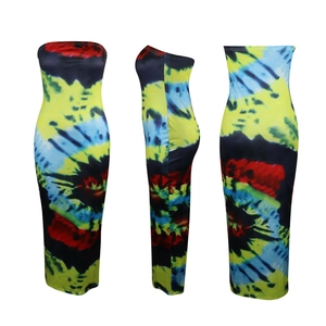 Trois angles d'une robe maxi bandeau à imprimé tie-dye coloré et coupe moulante