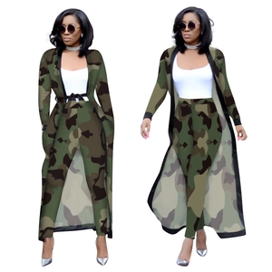Set mimetico da donna con cardigan lungo e pantaloni a vita alta con profili neri