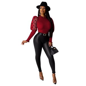 Haut en tricot bordeaux pour femme avec manches bouffantes à pois et pantalon en simili cuir