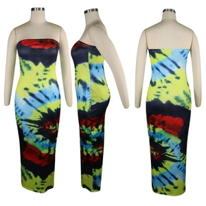 Vue en trois angles d'une robe maxi moulante bustier aux motifs tie-dye fluo audacieux