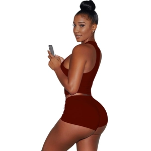 Dettaglio del set due pezzi in cotone bordeaux con crop top e pantaloncini sportivi aderenti