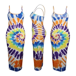 Dettagli della fantasia tie-dye e della vestibilità aderente dell'abito lungo senza maniche