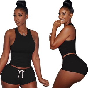 Dettaglio del set sportivo taglie forti in cotone con top all'americana e pantaloncini neri