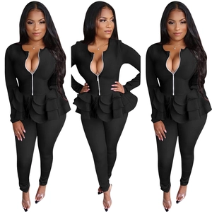 Ensemble 2 pièces noir pour femme avec haut zippé à volants et pantalon ajusté