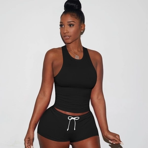 Dettaglio completo sportivo nero con canotta racerback e pantaloncini con coulisse
