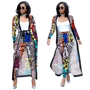 Dettaglio del set cardigan e pantaloni con stampa serpente colorata e cintura