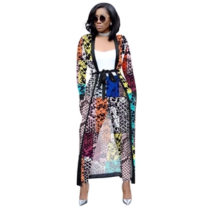 Dettaglio giacca kimono stampa serpente con cintura in vita e pantaloni coordinati