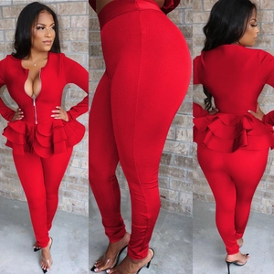 Détails de l'ensemble rouge avec haut à basque zippé et leggings sous trois angles