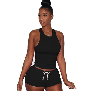 Dettaglio del set sportivo nero con top senza maniche e pantaloncini con cordino