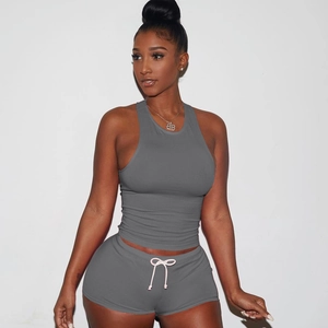 Dettaglio completo di set yoga in cotone grigio con canotta a collo alto e pantaloncini