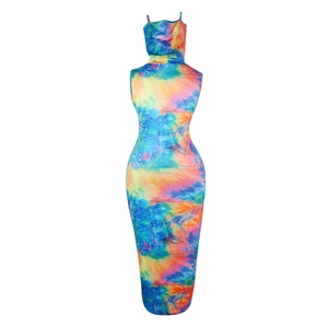 Gedetailleerd beeld van tie-dye maxi-jurk met capuchon en levendig meerkleurig patroon