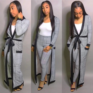Dettaglio del set tre pezzi da donna con cardigan e pantaloni in motivo pied-de-poule