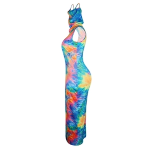 Detail van levendige tie-dye maxi-jurk met capuchon, mouwloos ontwerp en slanke pasvorm