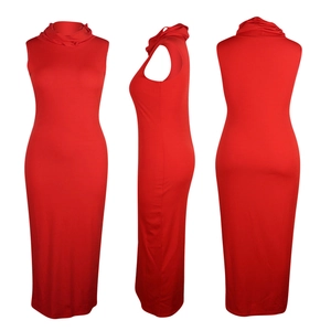 Vue en trois dimensions d'une robe maxi moulante rouge sans manches à col montant