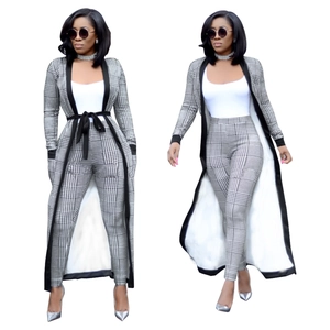 Dettaglio del set tre pezzi da donna con cardigan a quadri, gilet bianco e pantaloni slim