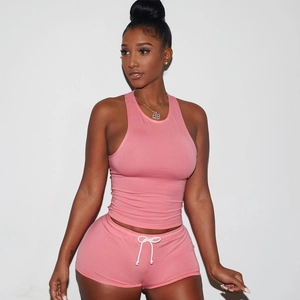 Dettaglio del set due pezzi in cotone a coste rosa con canotta e pantaloncini sportivi