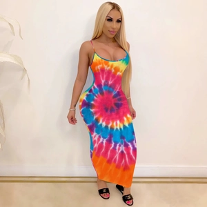Dettaglio di motivi tie-dye colorati su un abito lungo aderente senza maniche da donna