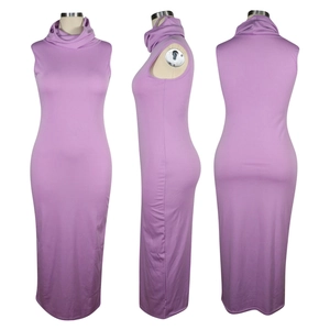 Vue détaillée d'une robe maxi lilas sans manches avec col montant ajusté