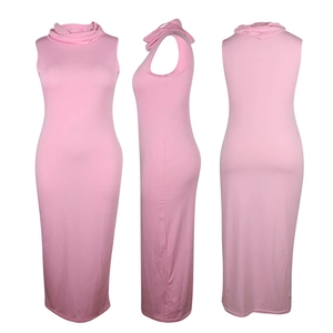 Vues détaillées d'une robe longue moulante rose sans manches avec col roulé montant