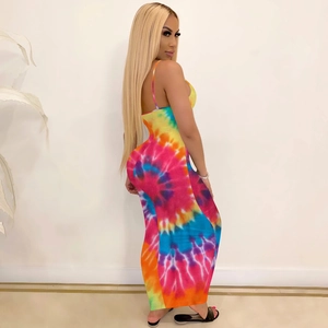 Dettaglio dei motivi tie-dye colorati e della vestibilità slim del maxi vestito estivo