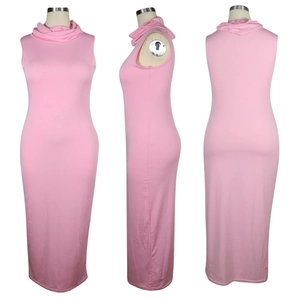 Robe longue moulante rose à col montant avec vues de face de côté et de dos