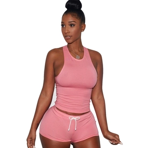 Dettaglio del top a vogatore in cotone rosa e pantaloncini abbinati con coulisse bianca