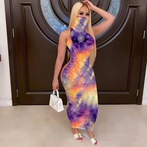 Detail van mouwloze maxi-jurk met tie-dye print en bijpassend gezichtsmasker
