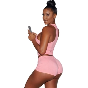 Dettaglio completo del set sportivo rosa a due pezzi con crop top e pantaloncini