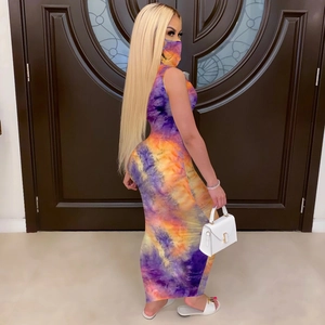 Detail van mouwloze tie-dye maxi-jurk met bijpassend masker en nauwsluitende pasvorm