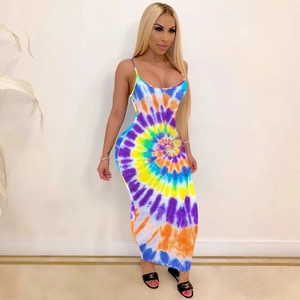 Dettaglio di abito lungo tie-dye aderente con stampa a spirale e spalline sottili
