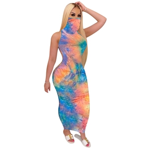 Gedetailleerd overzicht van mouwloze bodycon maxi-jurk met tie-dye print en bijpassend masker
