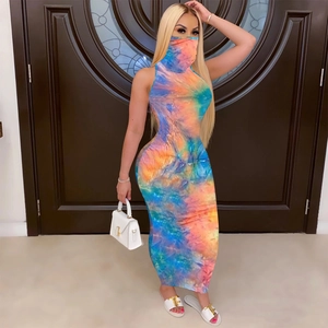 Detail van een mouwloze tie-dye maxi-jurk met bijpassend masker in felle kleuren