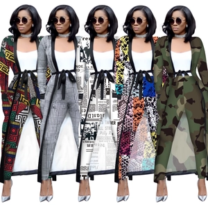 Completo cardigan donna con cinque stampe diverse tra cui motivi geometrici e di giornale