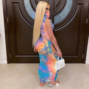 Detail van kleurrijke tie-dye nauwsluitende maxi-jurk met bijpassend mondkapje
