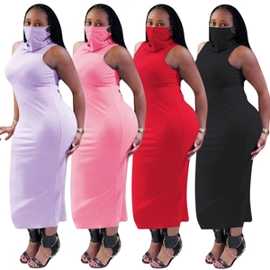 Robe longue sans manches ajustée avec masque intégré disponible en quatre couleurs