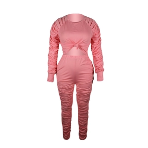 Détail des manches froncées et du nœud à la taille de cet ensemble en coton rose
