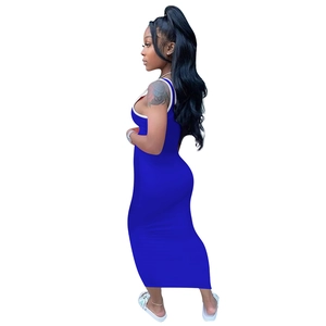 Λεπτομέρεια από μπλε bodycon μάξι φόρεμα με λευκό τελείωμα αντίθεσης στον λαιμό και τη μασχάλη